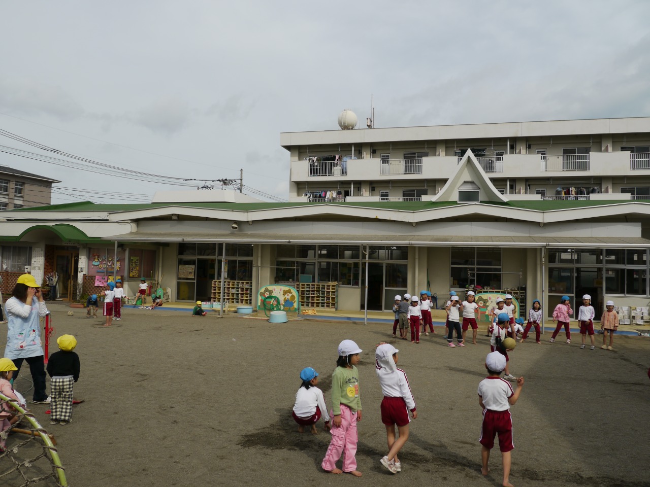 写真：南春日こども園の園庭、園舎