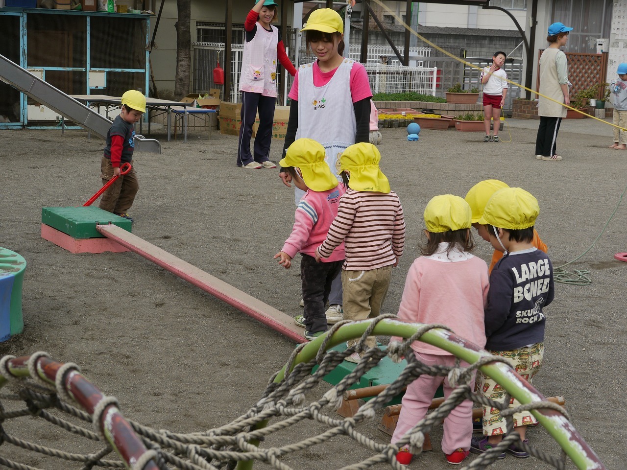 写真：遊具の順番を待つことども