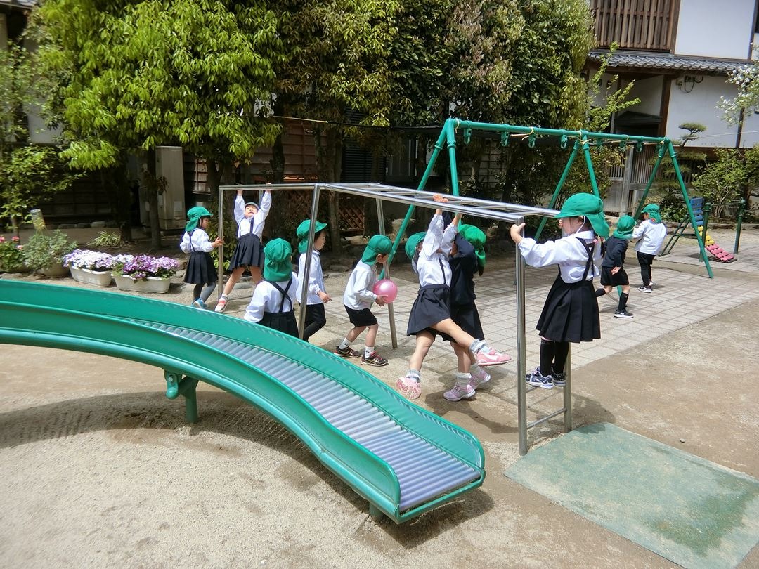 写真：園庭で遊ぶこども