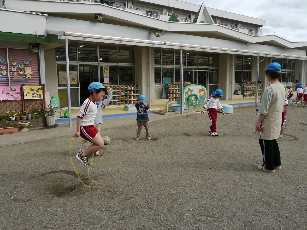 写真：縄跳びをしているこども