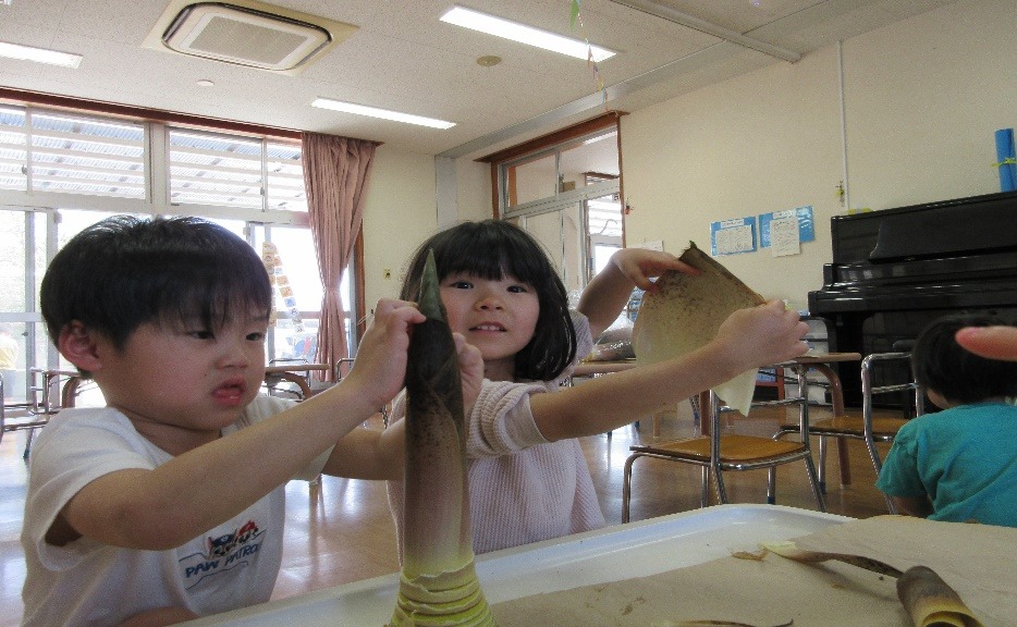 写真：どんどん皮をむいていく様子