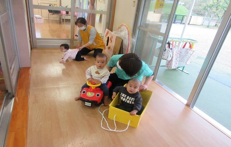 写真：お部屋の中で遊んでいる様子