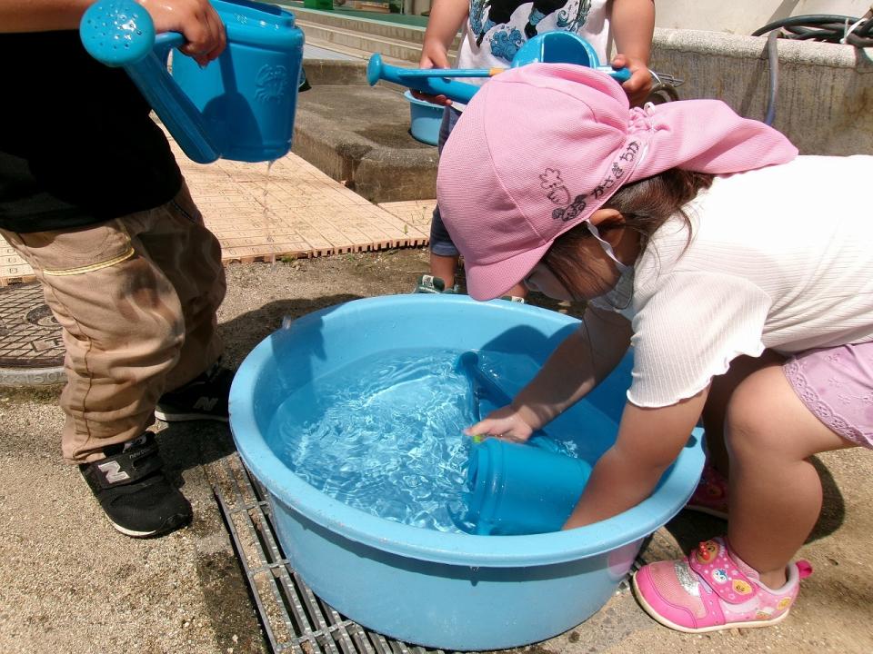 写真：じょうろみ水を入れてみよう