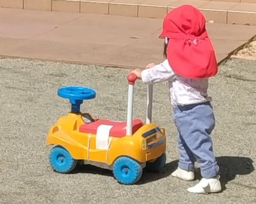 写真：手押し車で園庭をさんぽ