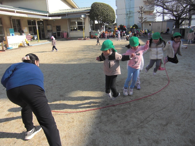 写真：園庭でみんなで長縄とび