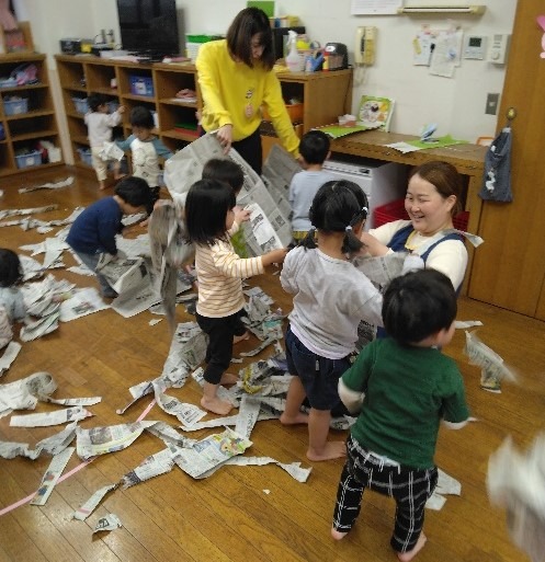 写真：新聞紙をびりびりにやぶってみよう