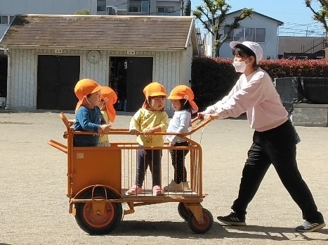 写真：散歩車にのってお散歩