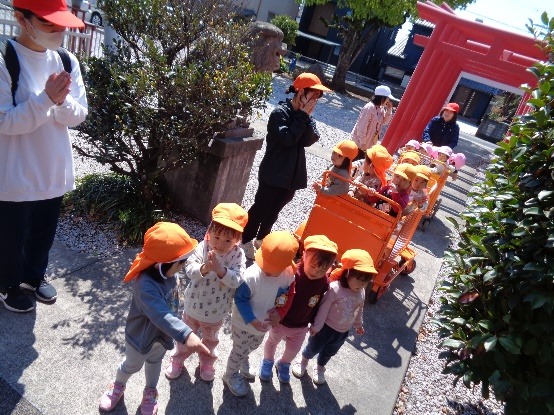 写真：保育所近くの神社へ