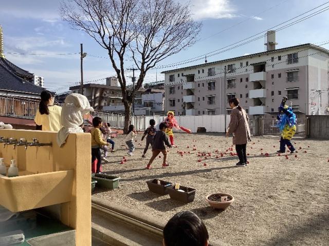 写真：園庭には赤鬼、青鬼が