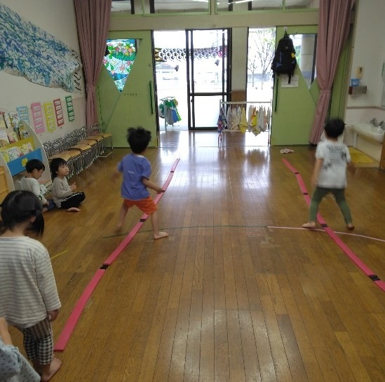 写真：リズムに乗って飛んでみよう