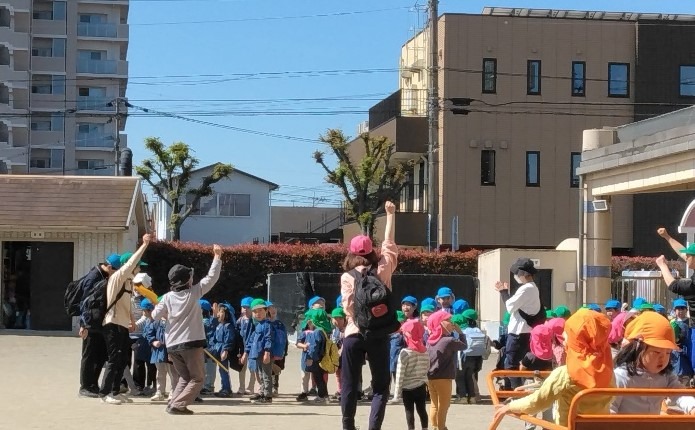 写真：園庭に集合して遠足に出発